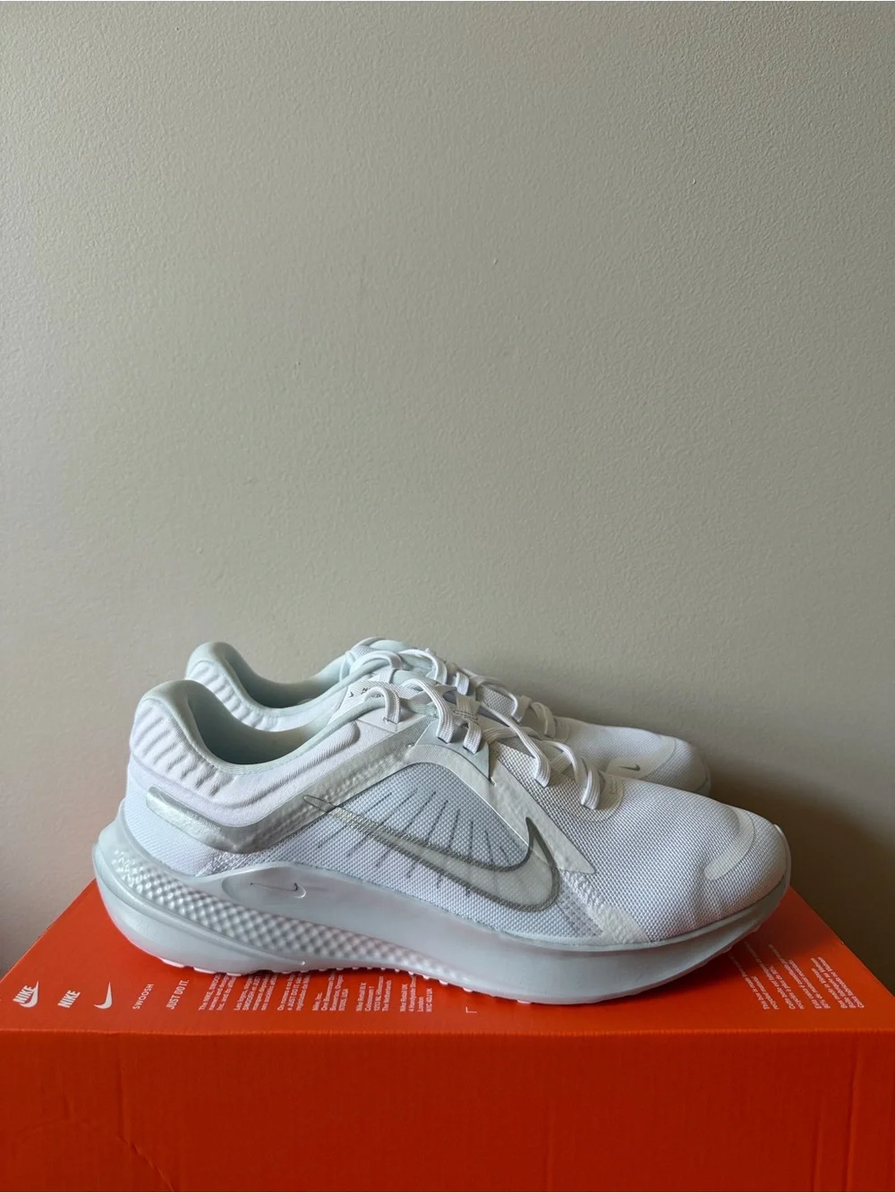 Nike Quest 5 White Metallic Silver DD9291-100 Women’s Size 10.5